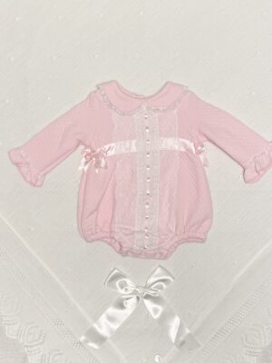 Body med blonde og sløyfer