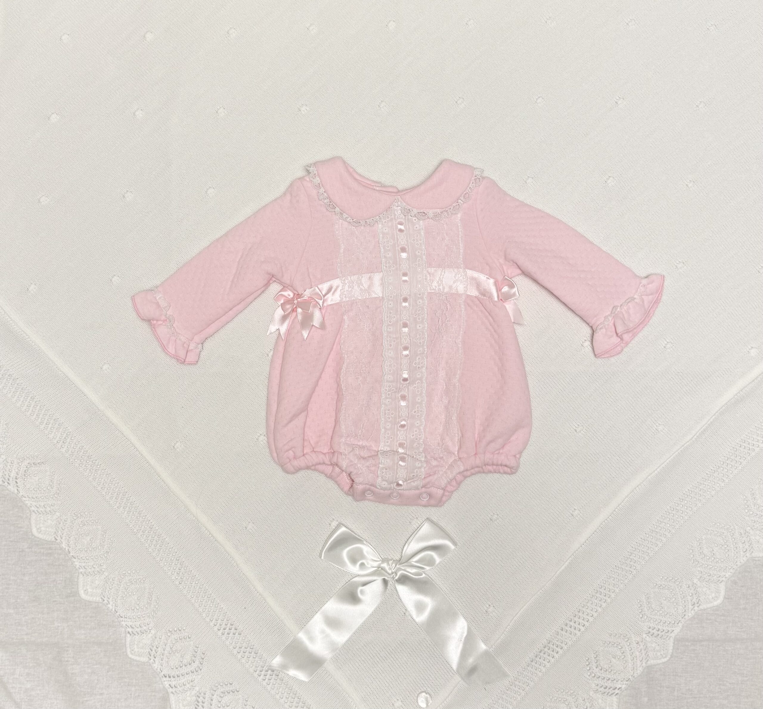 Body med blonde og sløyfer