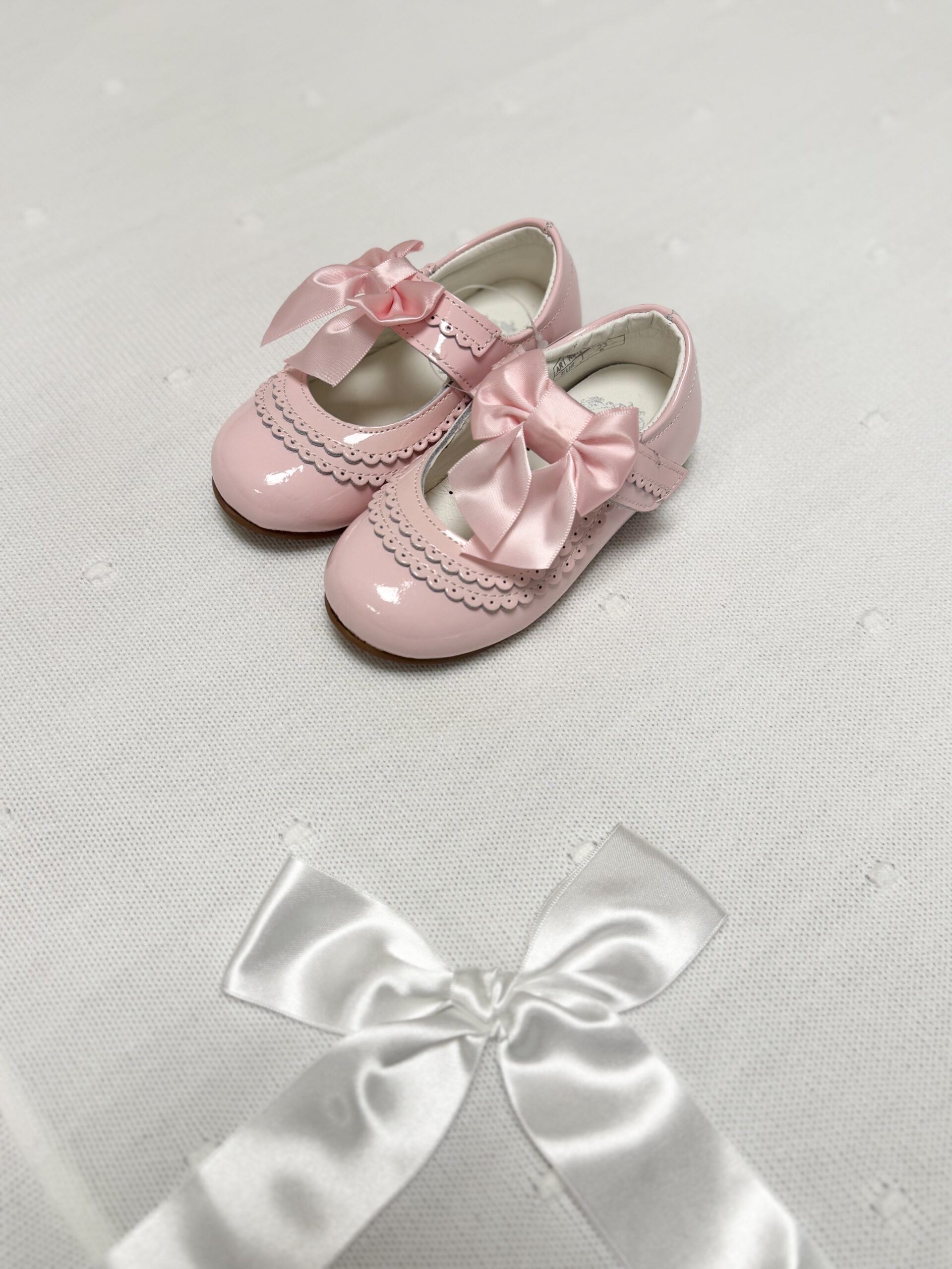 Babysko i lakk med satengsløyfe