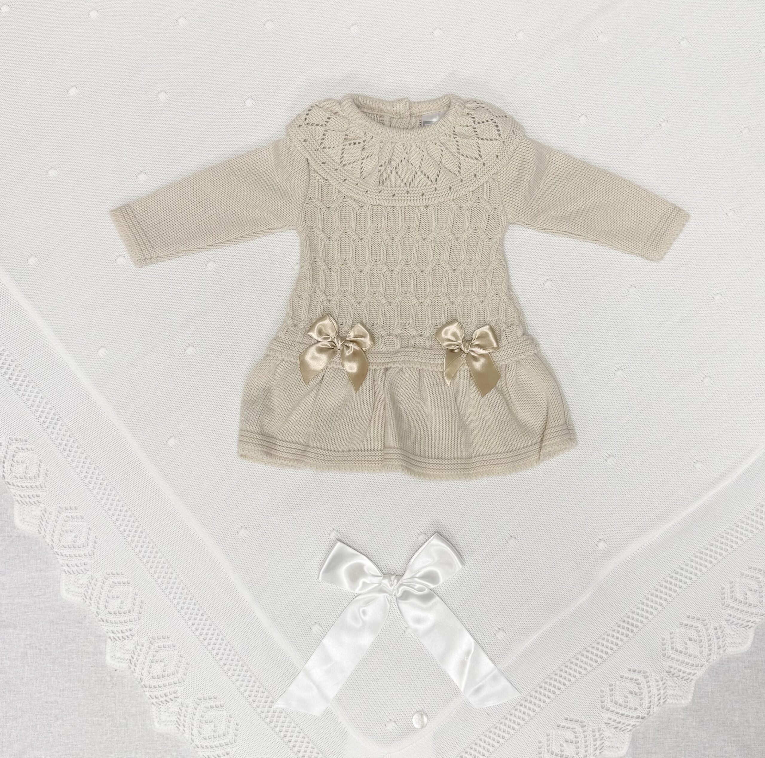 Strikket Babykjole med Sløyfer - Bilde 3