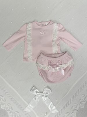 To delt sett med volangdetaljer og sløyfe