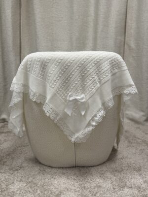 Babyteppe i Perlé med Blondekant