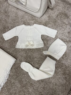 Babysett med blondekant og sløyfe