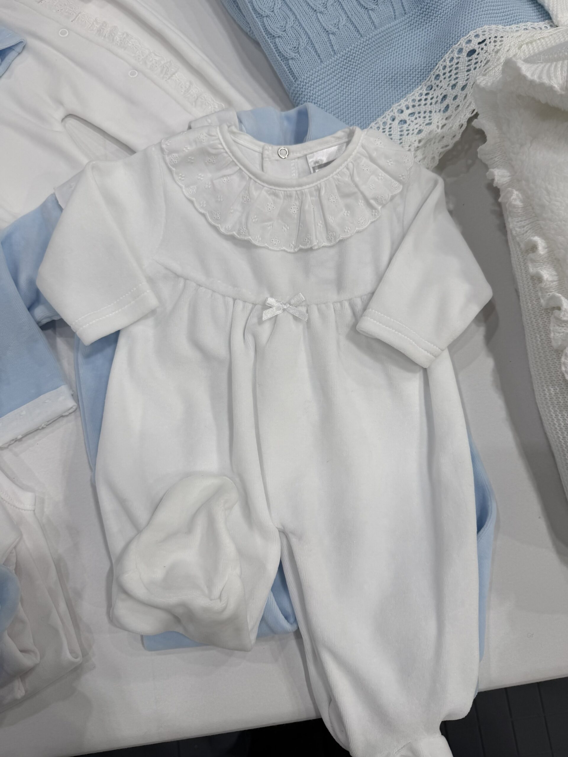 Babyheldress med blondekrage