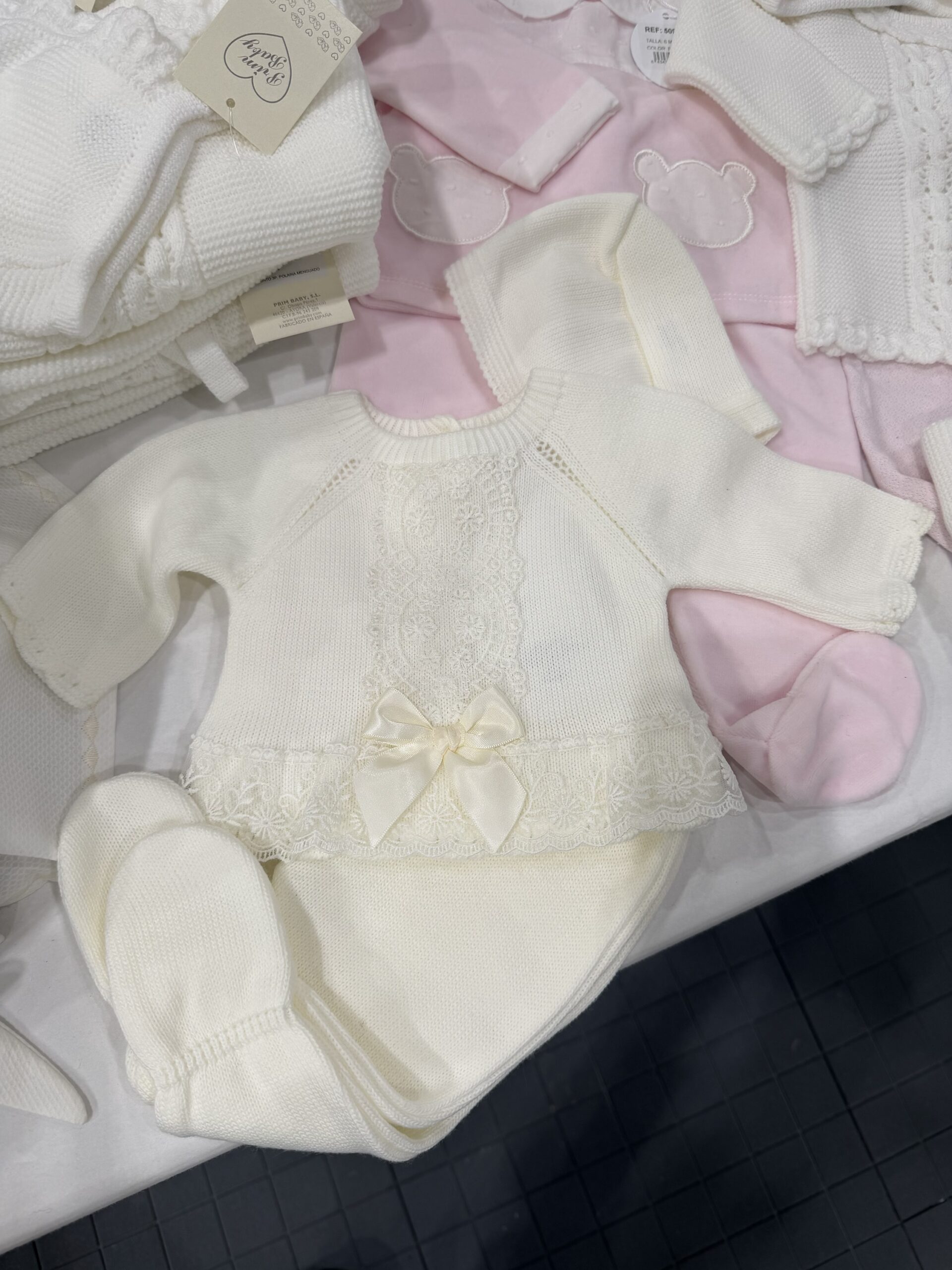 Babysett med blondekant og sløyfe