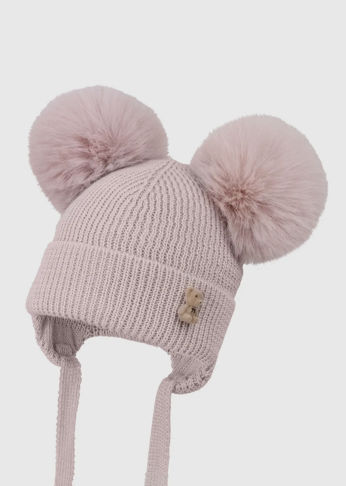 Strikket lue med bamse og to dusker