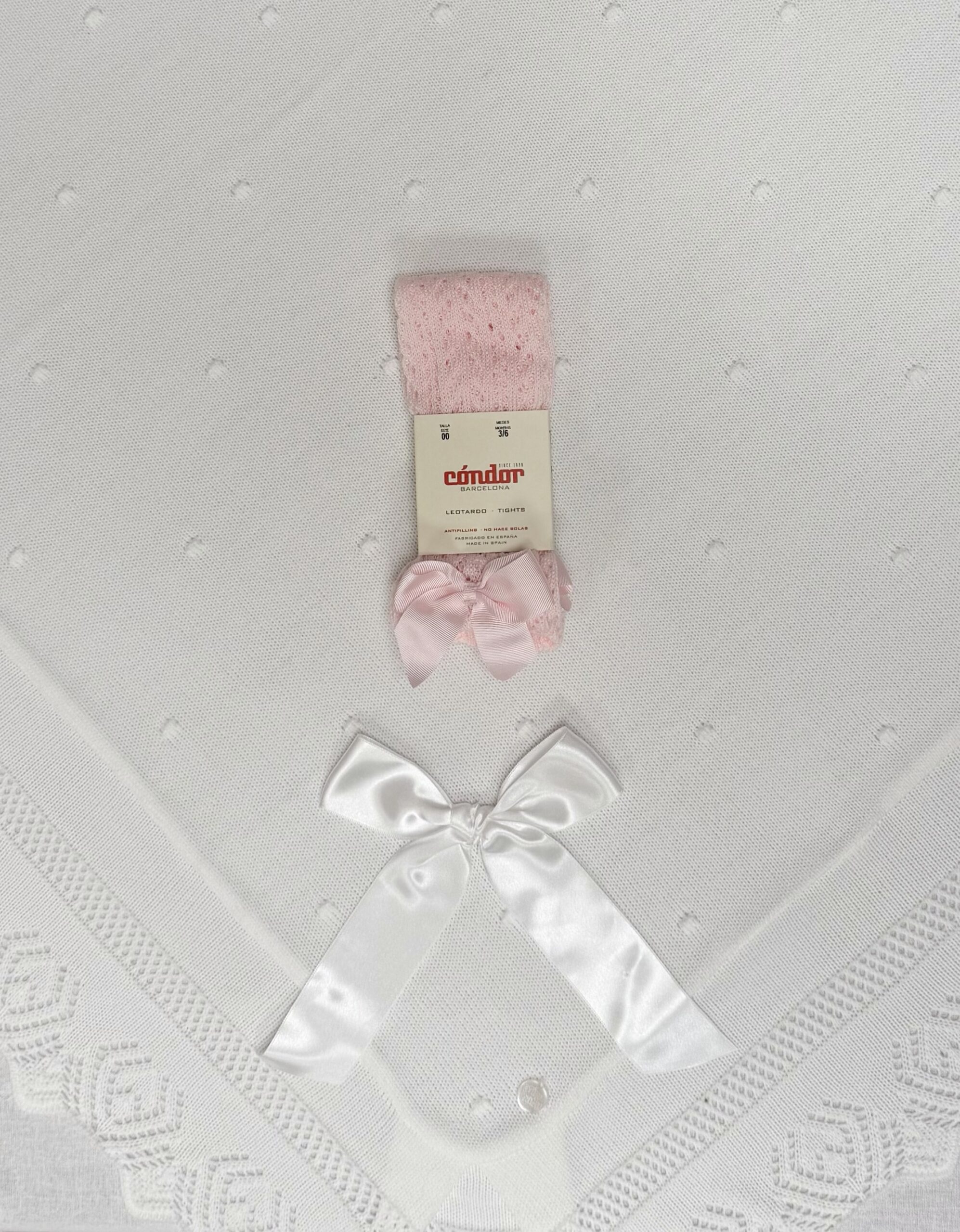 Cóndor strømpebukse med hullmønster og sløyfe